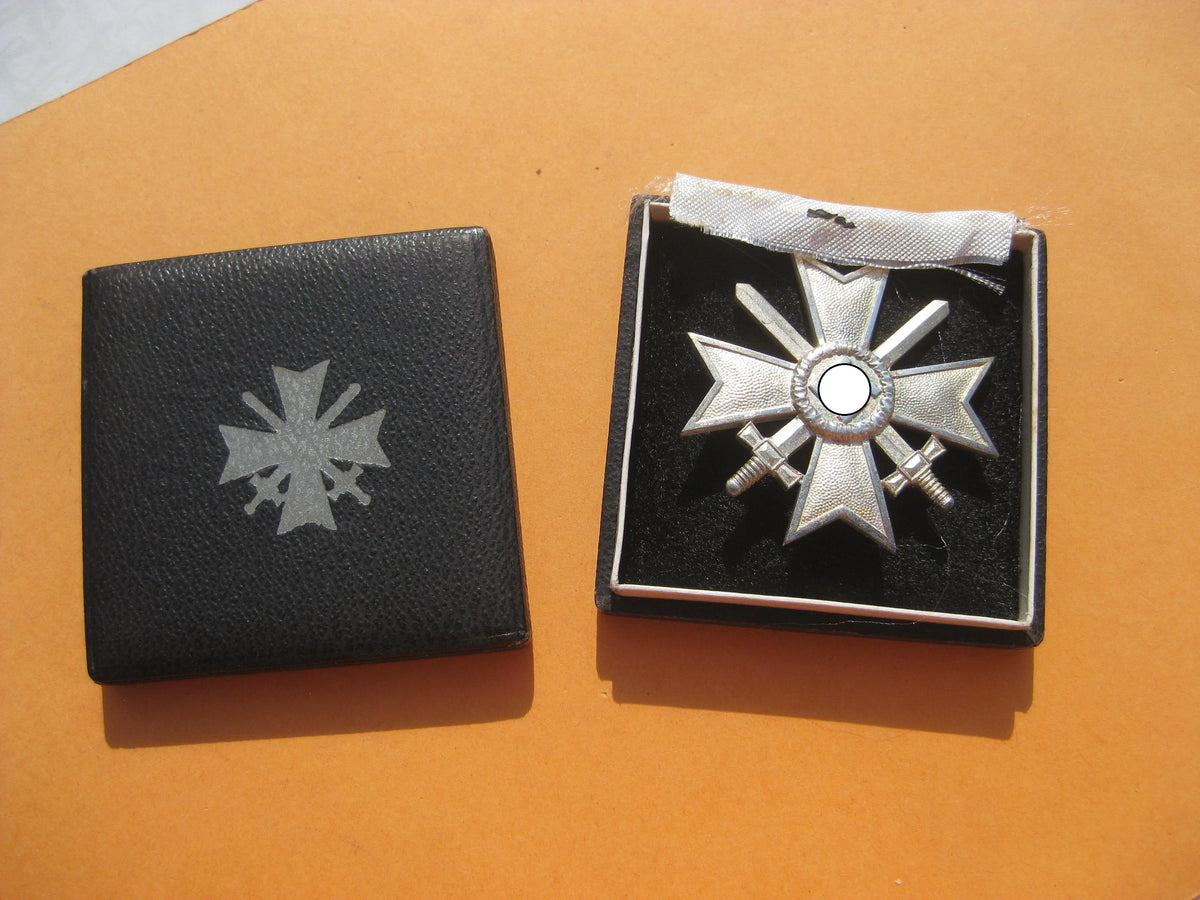 H.W. Kriegsverdienstkreuz 1.Klasse mit Schwertern im Verleihungsetui (KVK1/39) Hersteller: „1“ Mint Condition