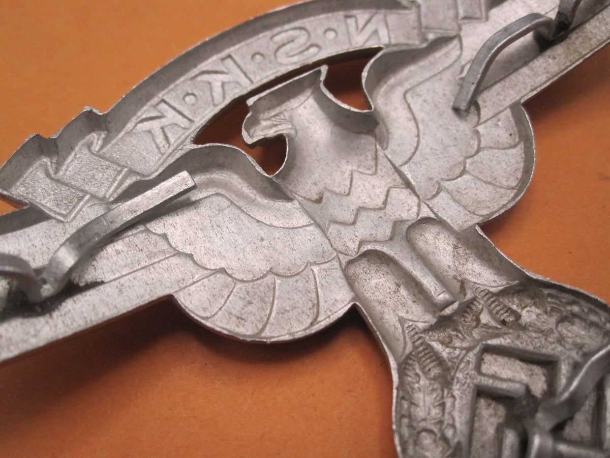 H.W.  -  -  Großes Helmabzeichen für den Sturzhelm des NSKK