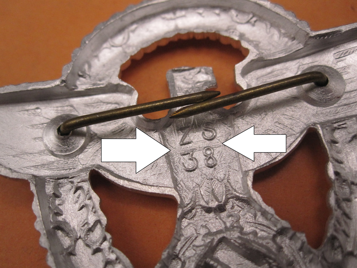 H.W.  -  -  Polizei / Feuerwehr Mützenabzeichen 2.Form