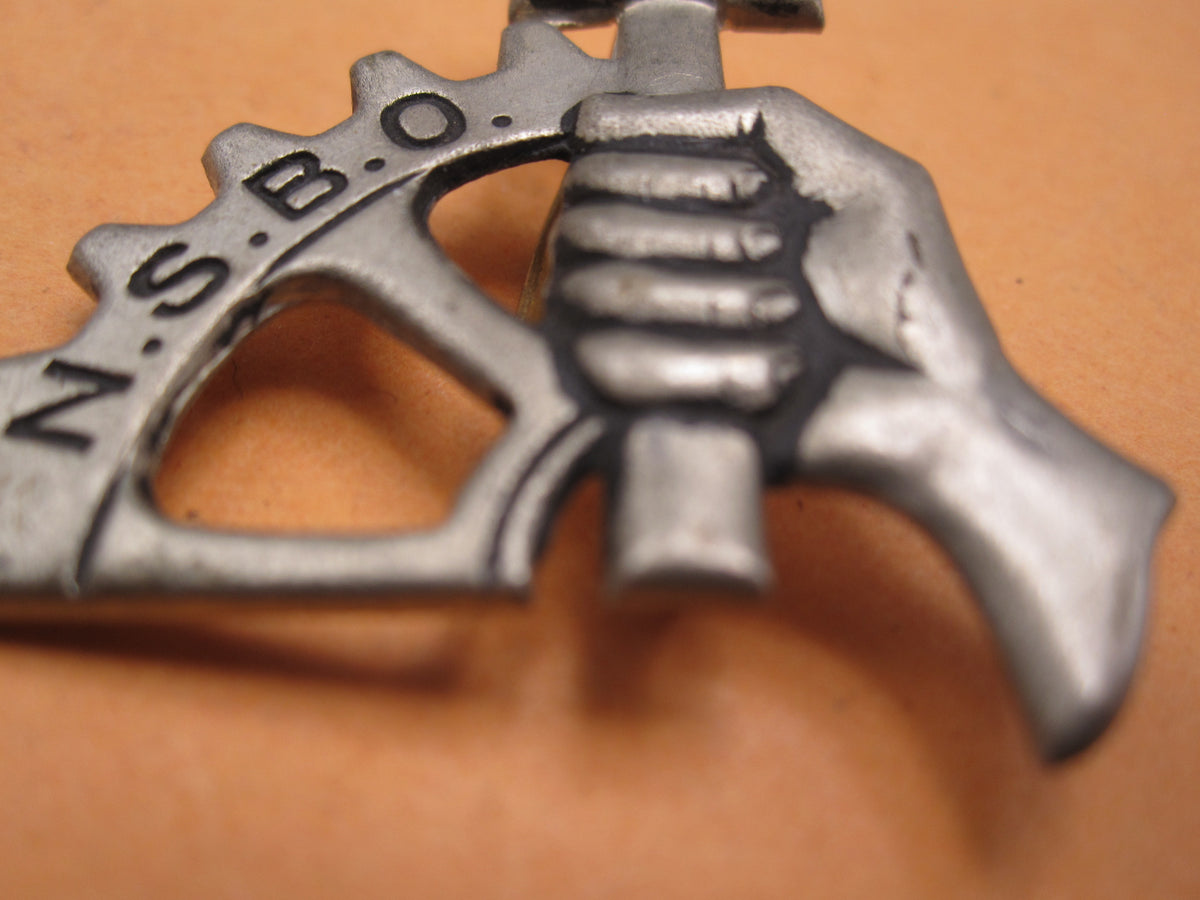 H.W.  -  -  Mützenabzeichen NS- Betriebszellen Organisation (NSBO) Mint Condition