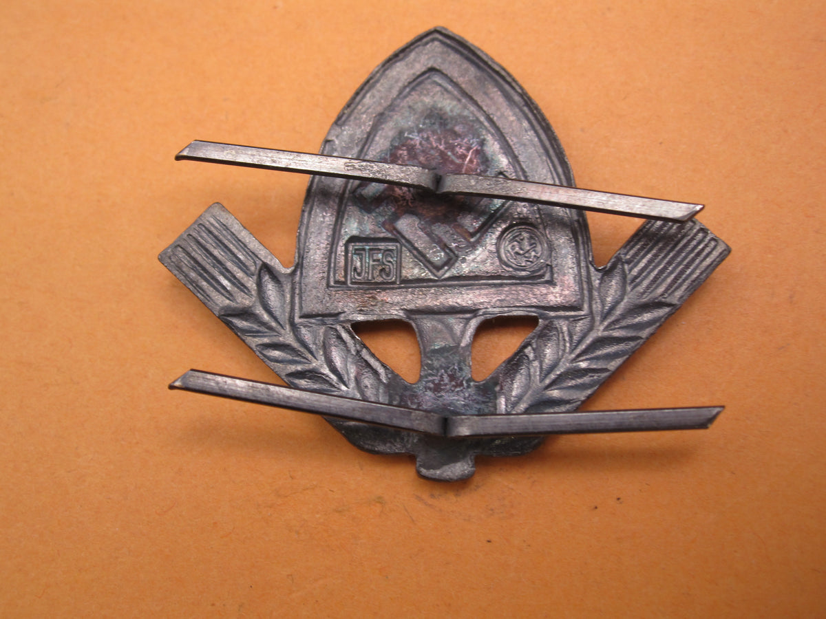 H.W.  -  -  Führer Mützenabzeichen Reichsarbeitsdienst (RAD) Mint Condition