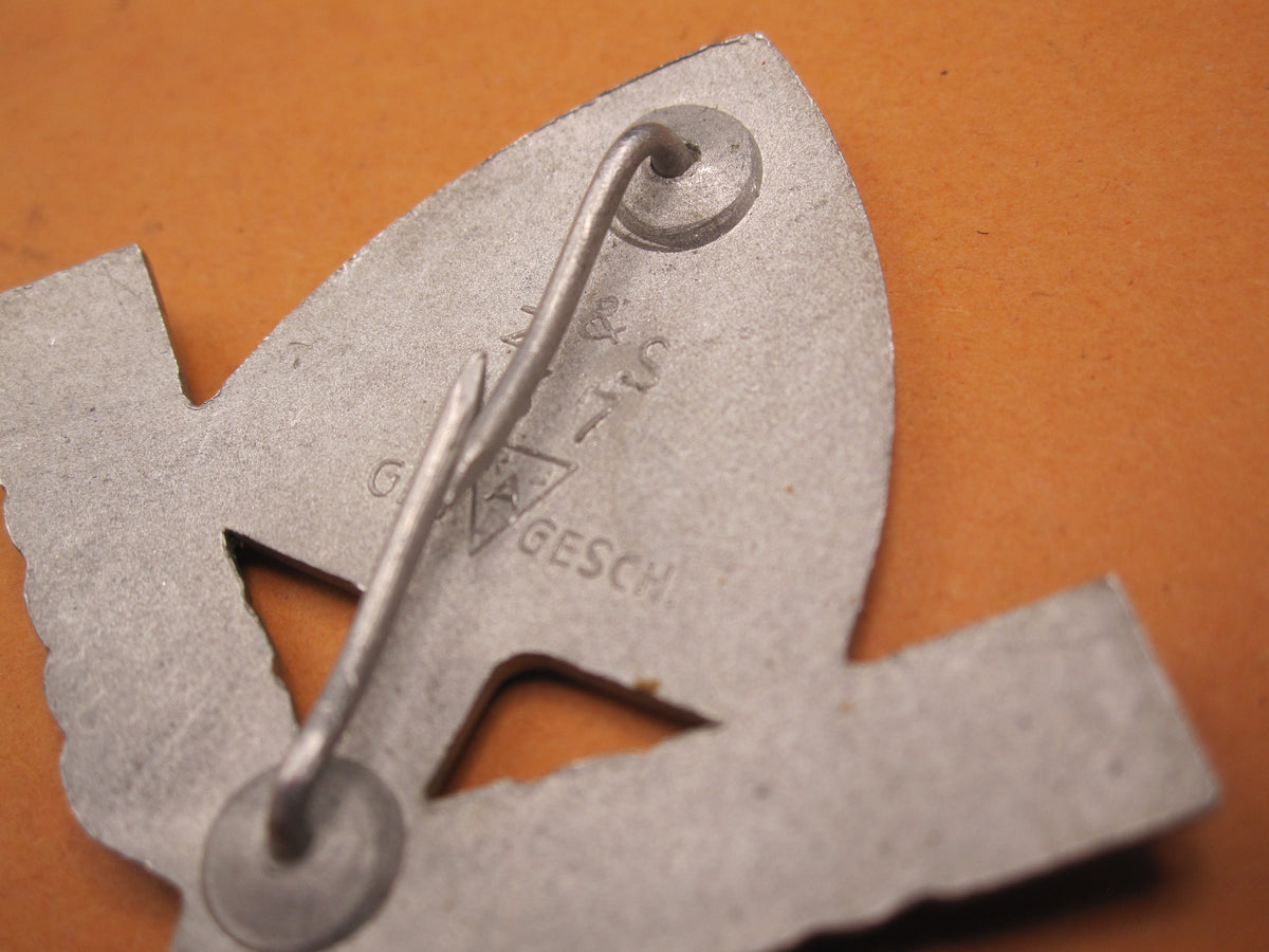 H.W.  -  -  Mützenabzeichen Reichsarbeitsdienst (RAD) für Mannschaften Mint Condition