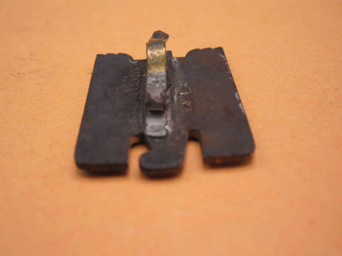 H.W.  -  -  Mützenabzeichen Rotes Kreuz (DRK) 2.Form