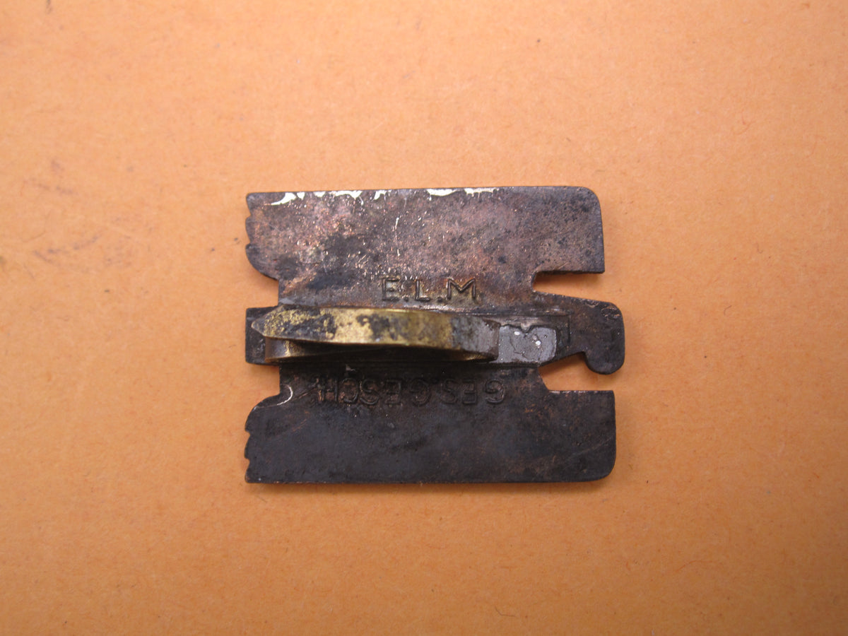 H.W.  -  -  Mützenabzeichen Rotes Kreuz (DRK) 2.Form