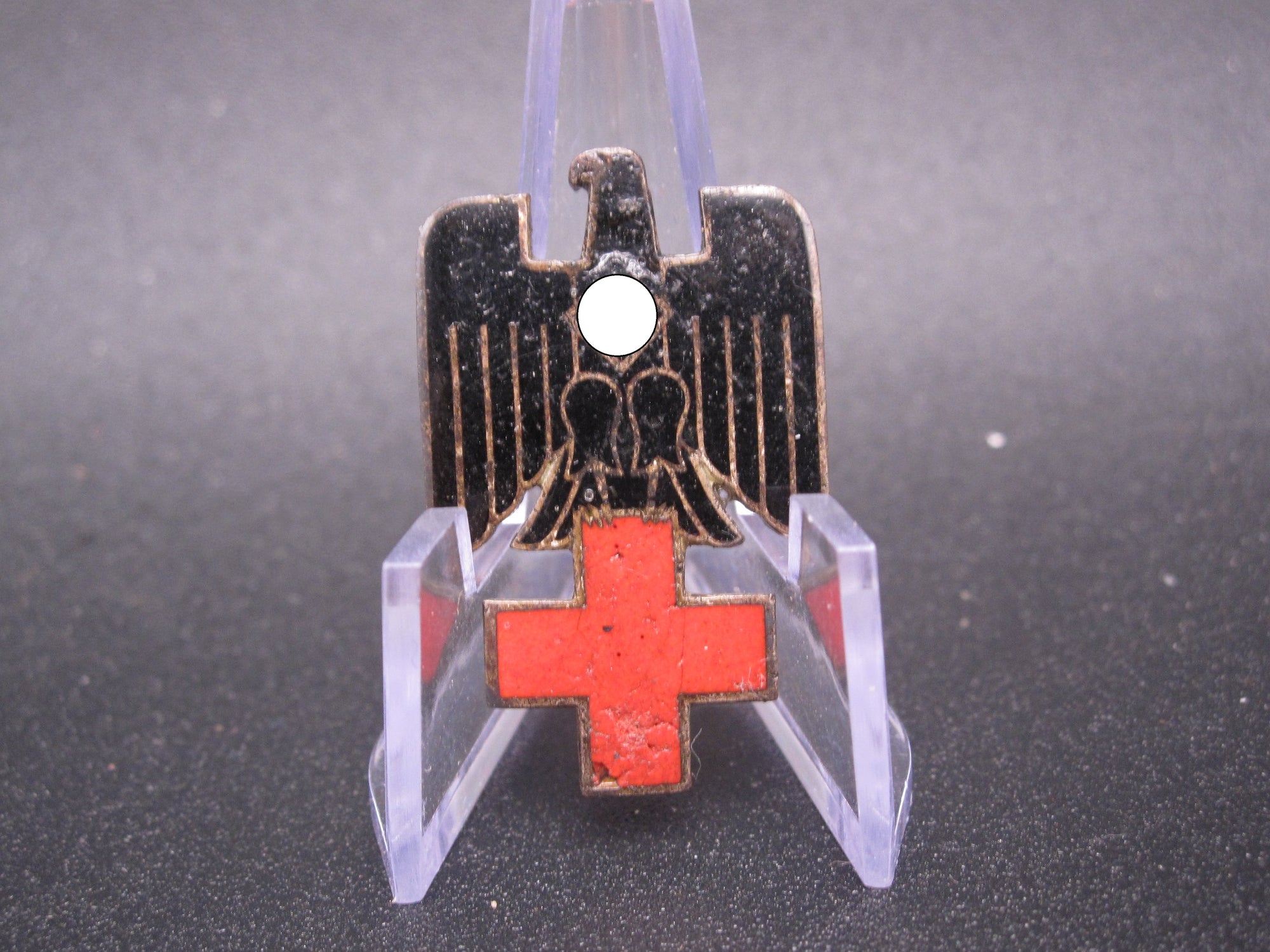H.W.  -  -  Mützenabzeichen Rotes Kreuz (DRK) 1.Form