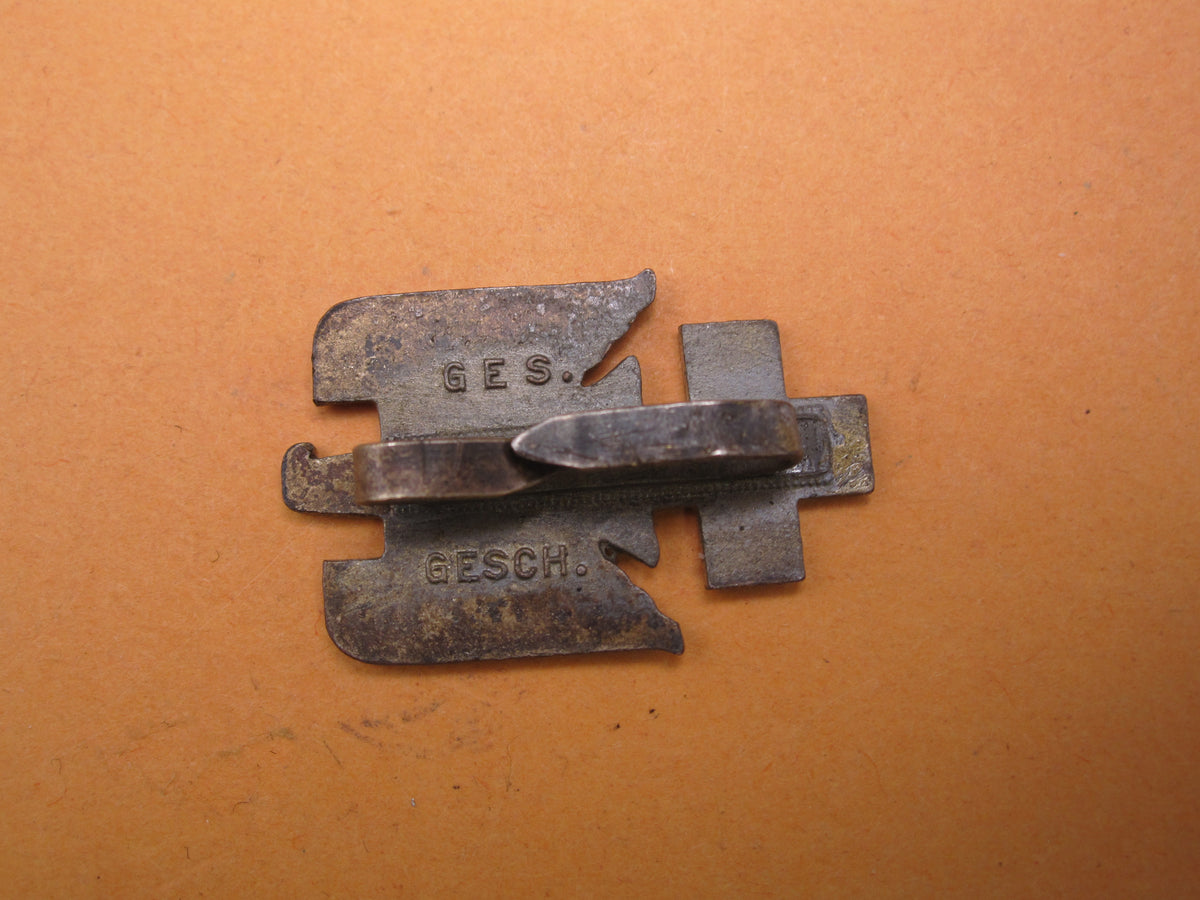 H.W.  -  -  Mützenabzeichen Rotes Kreuz (DRK) 1.Form