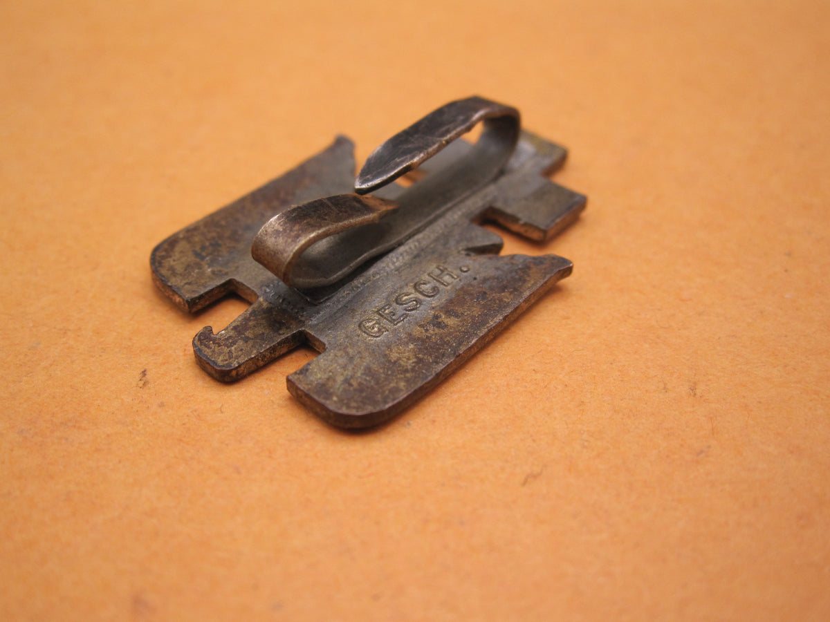 H.W.  -  -  Mützenabzeichen Rotes Kreuz (DRK) 1.Form