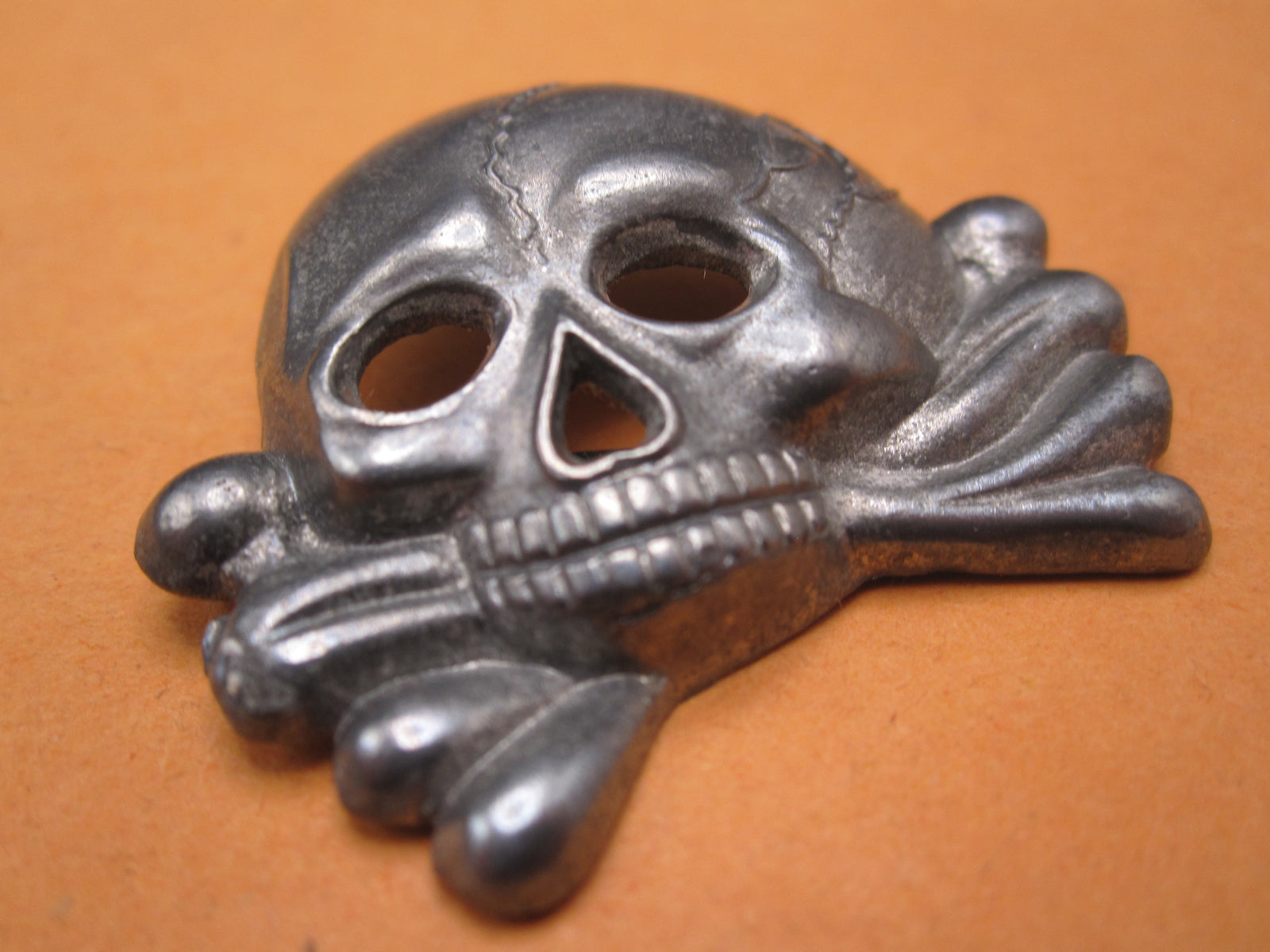 H.W.    -   -    Mützenbzeichen Totenkopf des Kavallerie Regiment Nr. 5