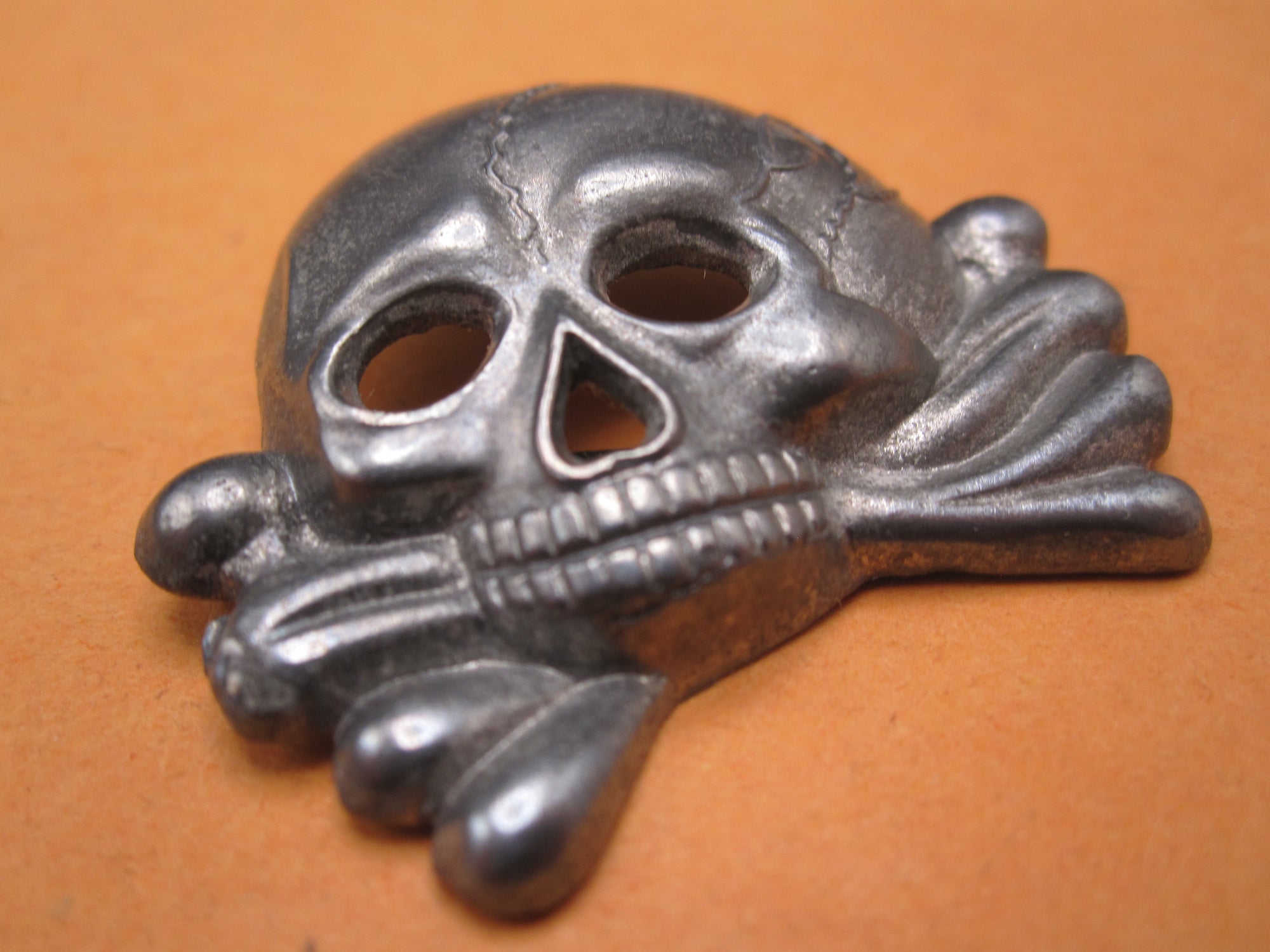 H.W.    -   -    Mützenbzeichen Totenkopf des Kavallerie Regiment Nr. 5