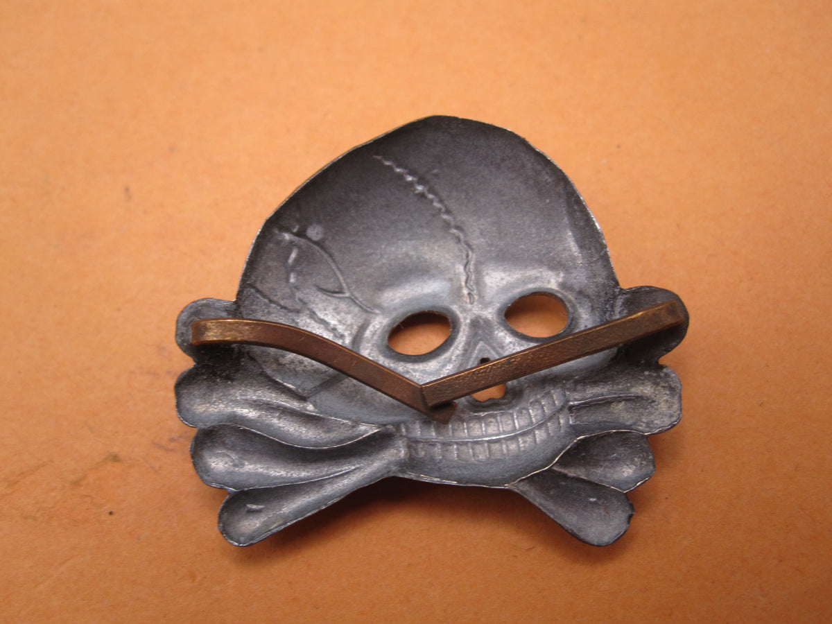 H.W.    -   -    Mützenbzeichen Totenkopf des Kavallerie Regiment Nr. 5