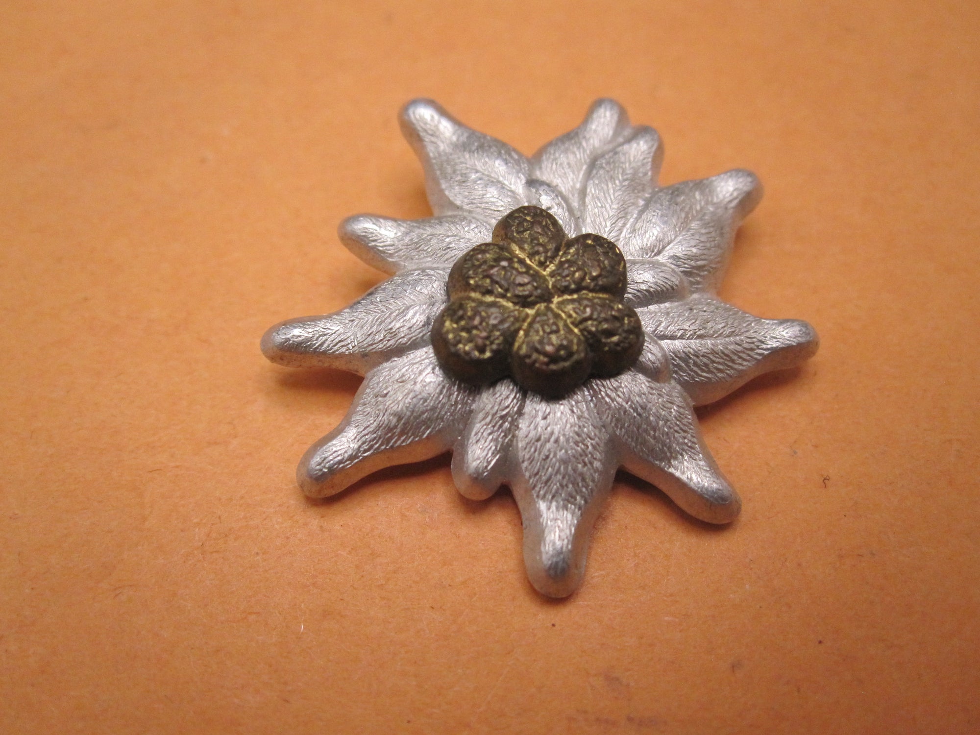 H.W.  -   -  Gebirgsjäger Mützenabzeichen Wehrmacht - Heer Edelweiß