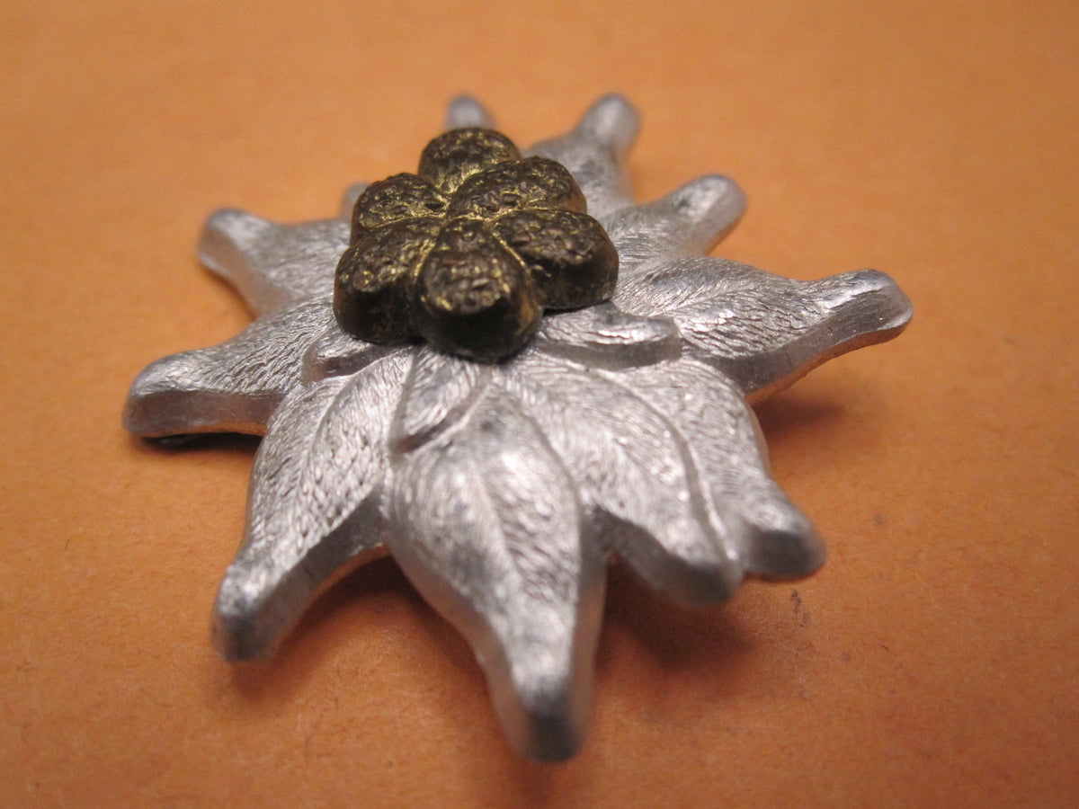 H.W.  -   -  Gebirgsjäger Mützenabzeichen Wehrmacht - Heer Edelweiß