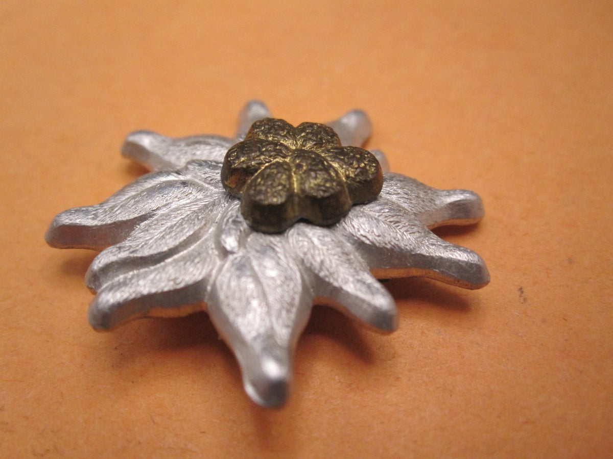 H.W.  -   -  Gebirgsjäger Mützenabzeichen Wehrmacht - Heer Edelweiß