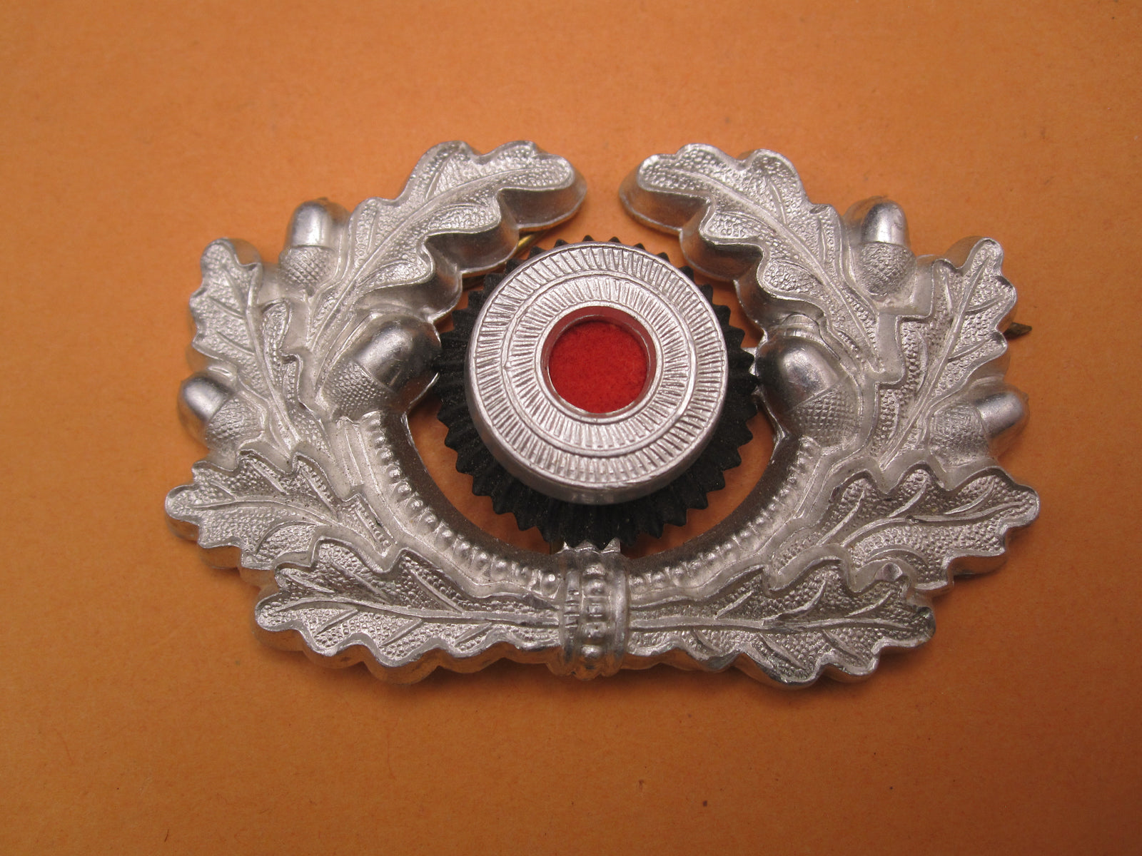 H.W.  -  -  Kokarde mit Mützenkranz für Schirmmütze Heer