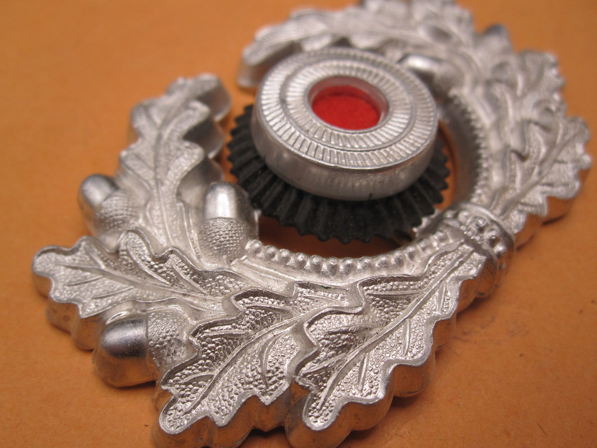 H.W.  -  -  Kokarde mit Mützenkranz für Schirmmütze Heer