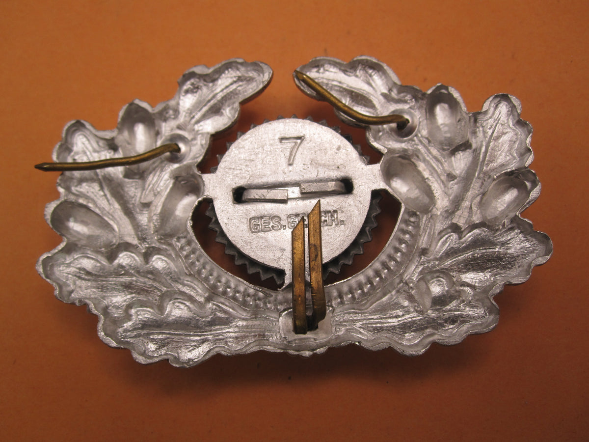 H.W.  -  -  Kokarde mit Mützenkranz für Schirmmütze Heer