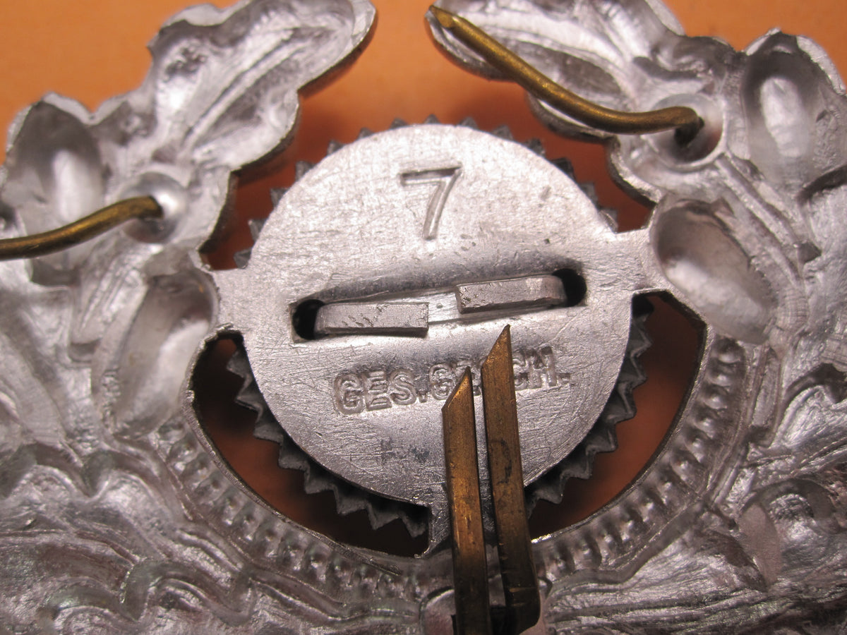 H.W.  -  -  Kokarde mit Mützenkranz für Schirmmütze Heer