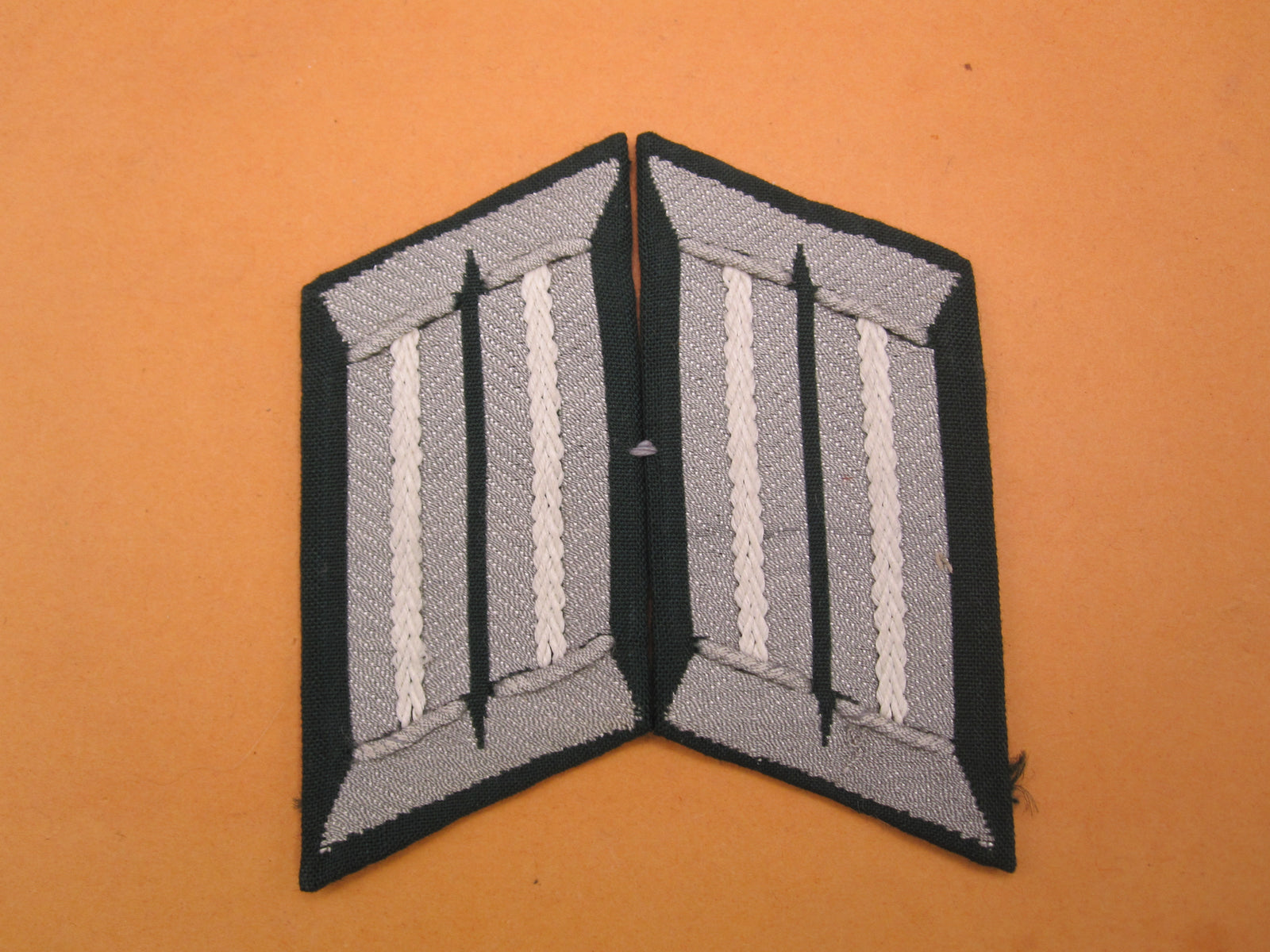 H.W.  -   -     Kragenspiegel für Offizier der Wehrmacht Heer MINT CONDITION