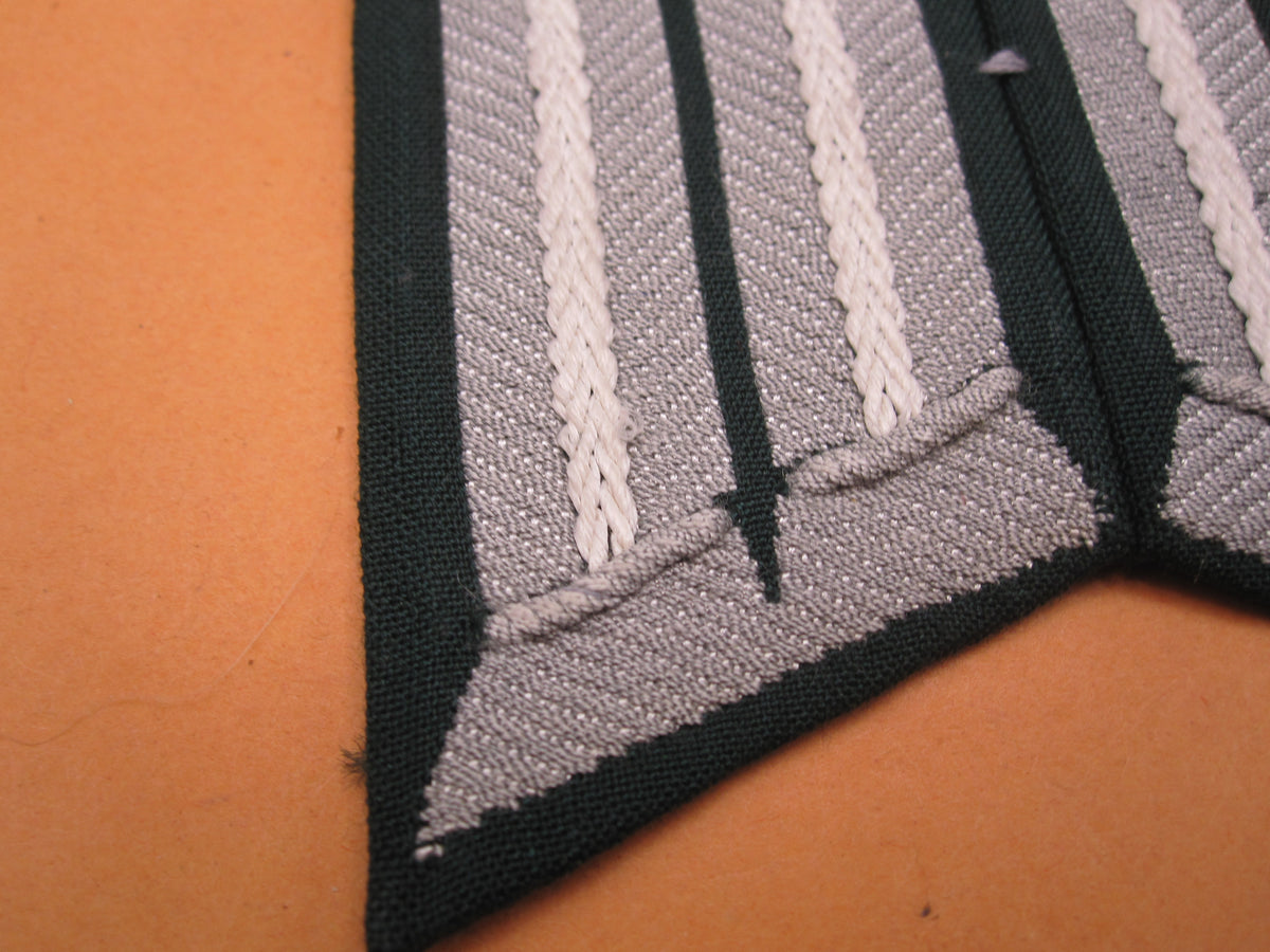 H.W.  -   -     Kragenspiegel für Offizier der Wehrmacht Heer MINT CONDITION