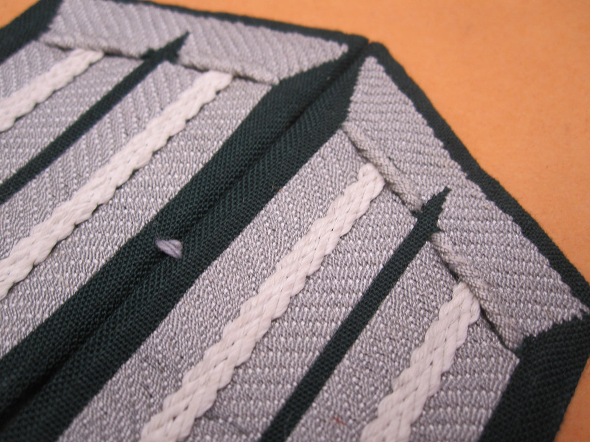 H.W.  -   -     Kragenspiegel für Offizier der Wehrmacht Heer MINT CONDITION