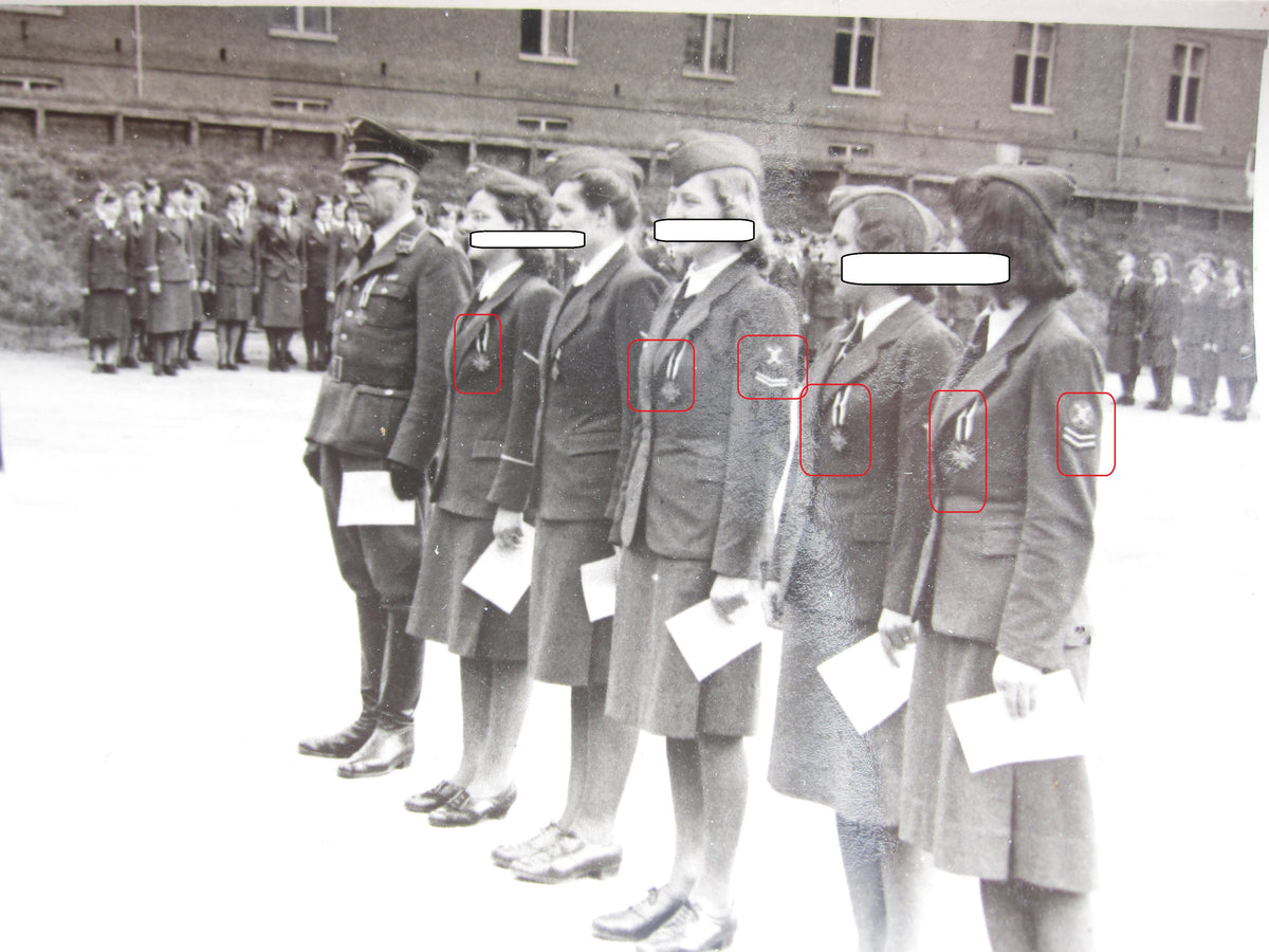 Original Fotos Verleihung KVK an weibliches Luftwaffenpersonal!