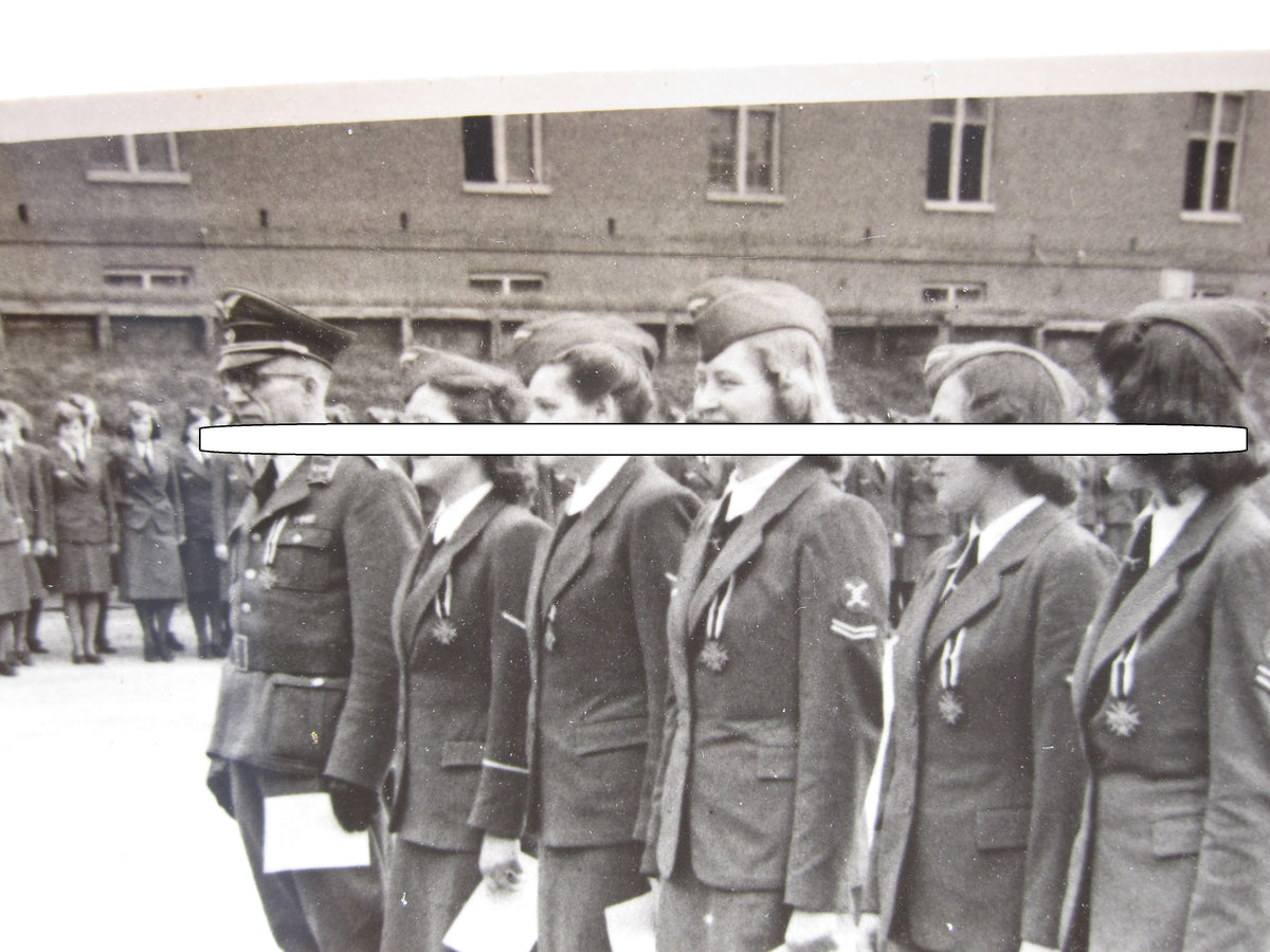 Original Fotos Verleihung KVK an weibliches Luftwaffenpersonal!