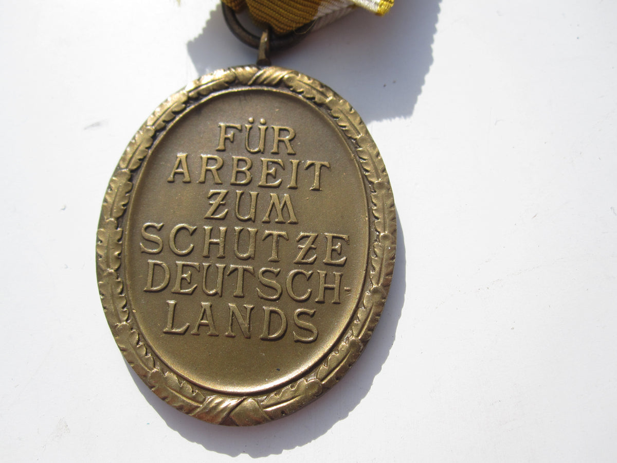 Schutzwallmedaille Deutsches Schutzwall Ehrenzeichen Hersteller: Moritz Hausch A.G. in Pforzheim