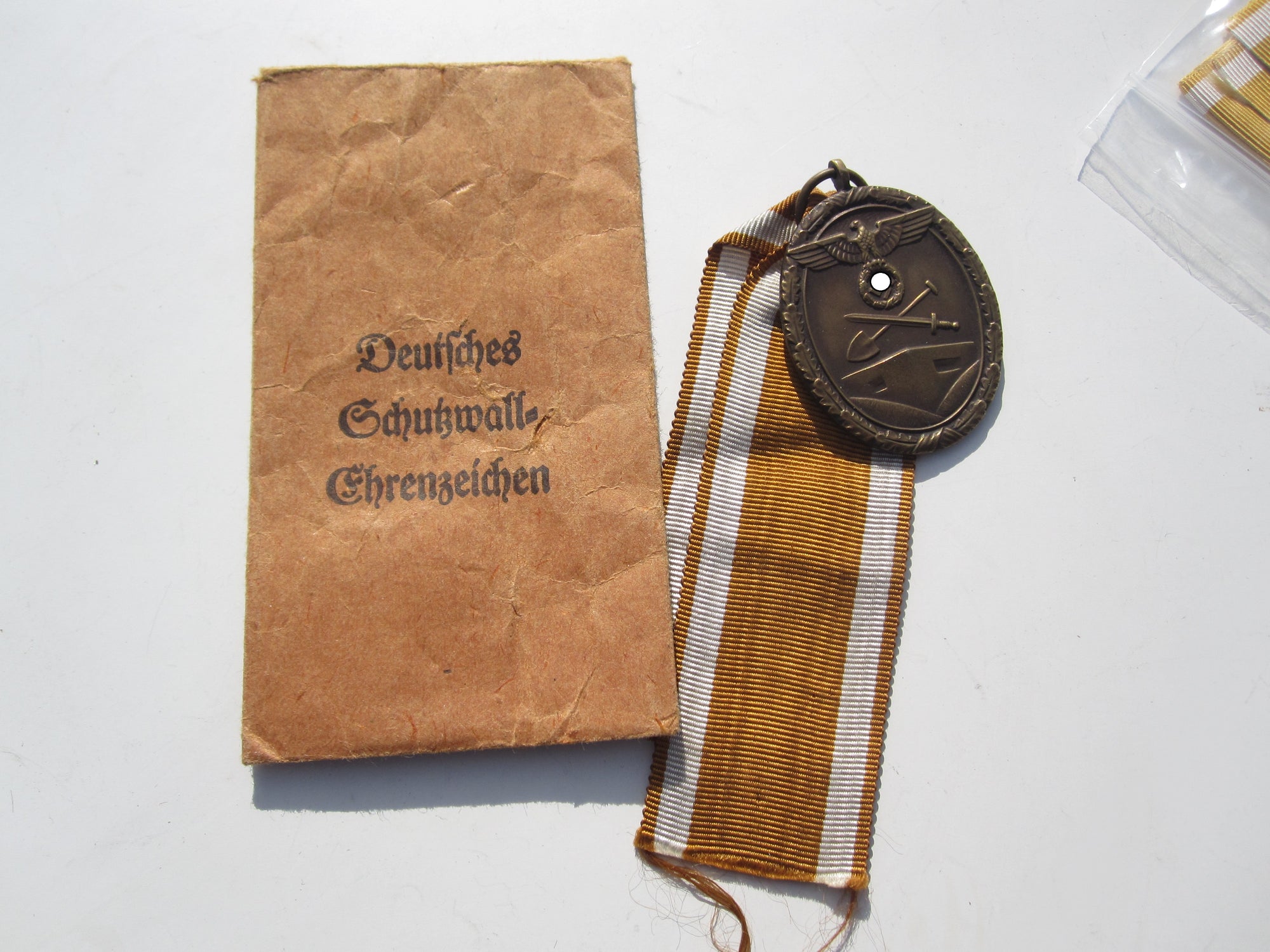 Schutzwallmedaille Deutsches Schutzwall Ehrenzeichen Hersteller: Carl Poelath Mint Condition