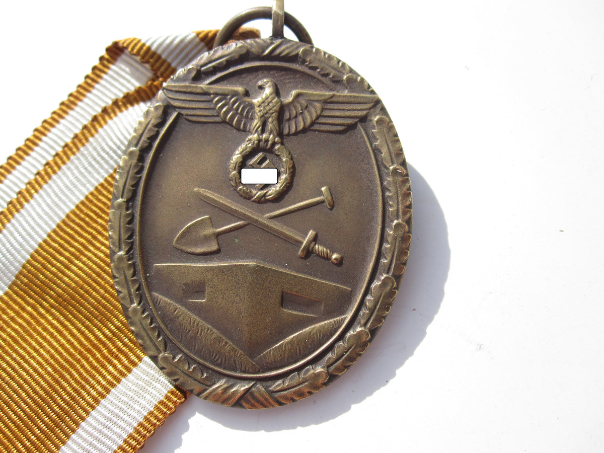 Schutzwallmedaille Deutsches Schutzwall Ehrenzeichen Hersteller: Carl Poelath Mint Condition