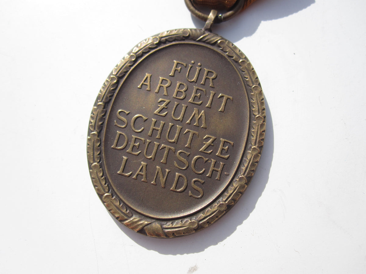 Schutzwallmedaille Deutsches Schutzwall Ehrenzeichen Hersteller: Carl Poelath Mint Condition