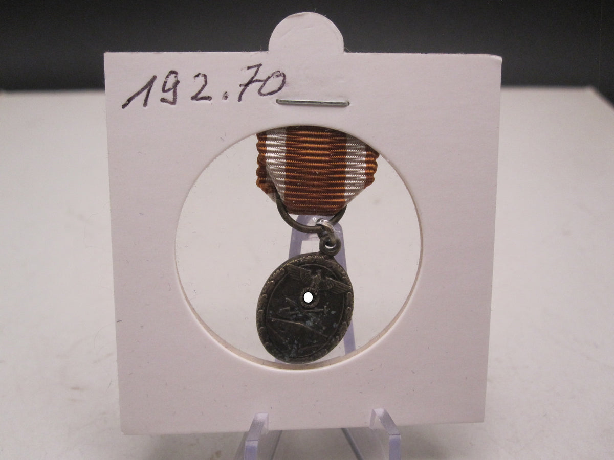 H.W.  -  - Miniatur Medaille Schutzwallehrenzeichen