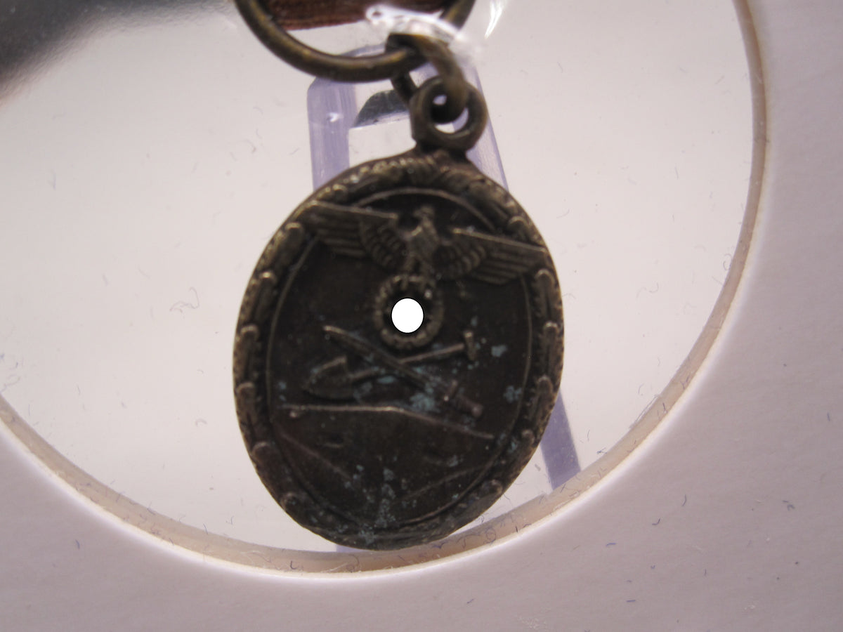 H.W.  -  - Miniatur Medaille Schutzwallehrenzeichen