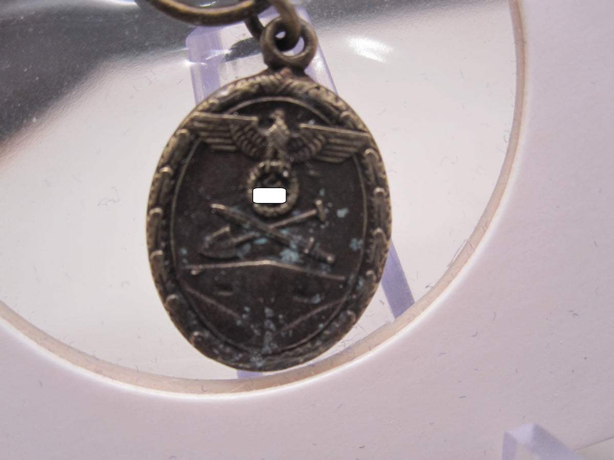 H.W.  -  - Miniatur Medaille Schutzwallehrenzeichen
