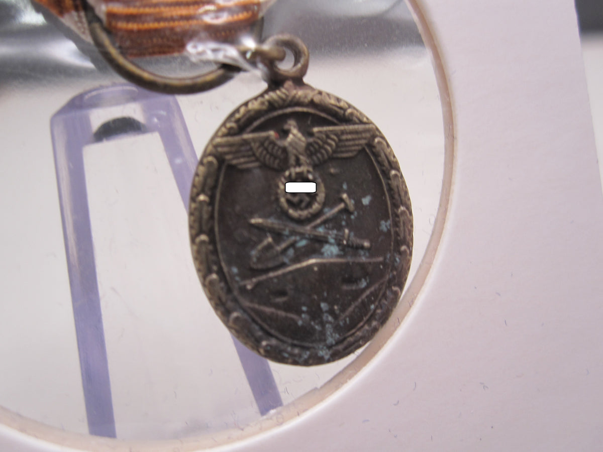H.W.  -  - Miniatur Medaille Schutzwallehrenzeichen