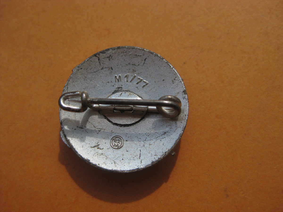 H.W.      Hitlerjugend (HJ) Schießauszeichnung für Schützen Hersteller: M1/77