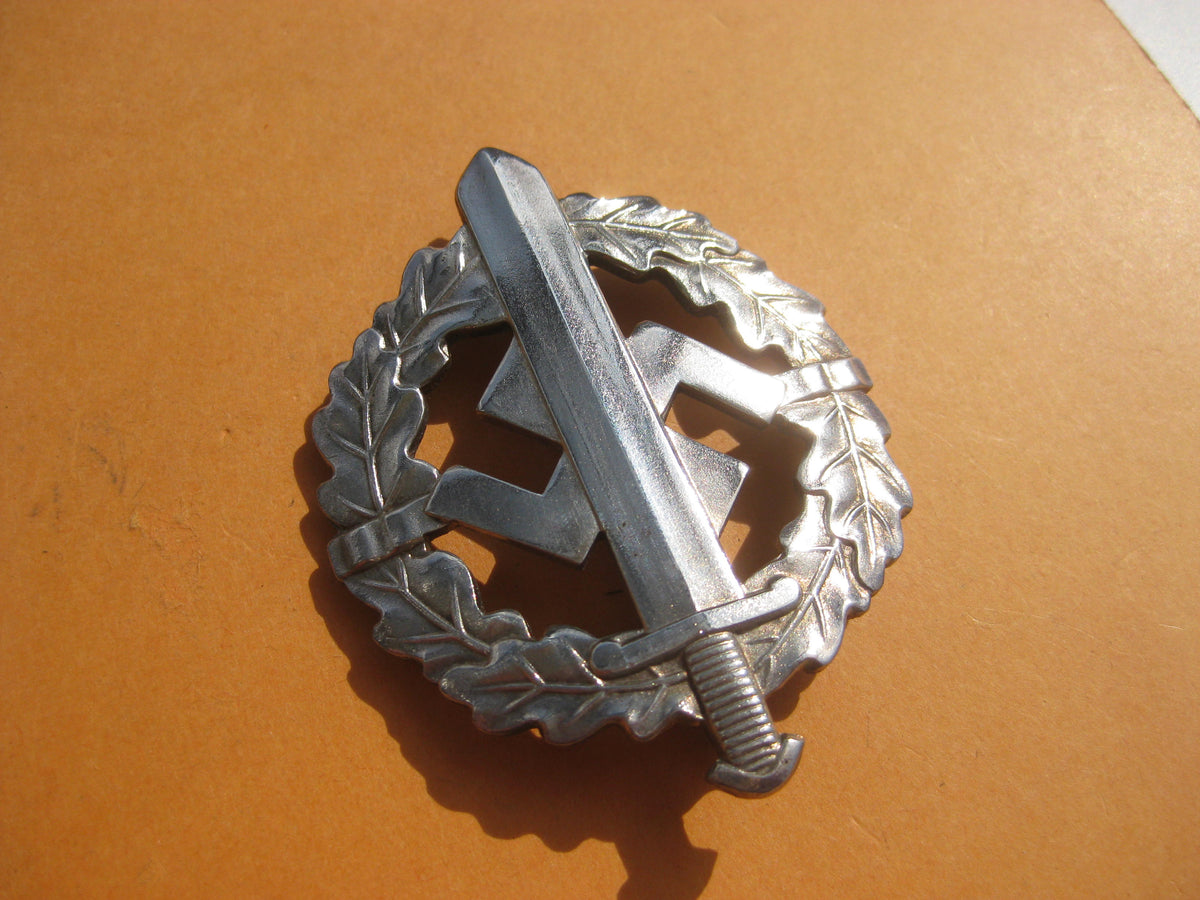 H.W.                     SA-Wehrsportabzeichen in Silber mit Hersteller Schneider Mint Condition