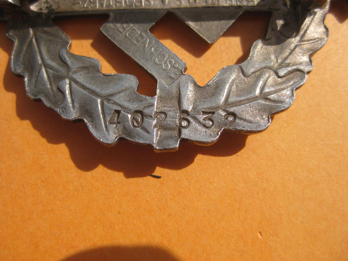 H.W.                     SA-Wehrsportabzeichen in Silber mit Hersteller Schneider Mint Condition