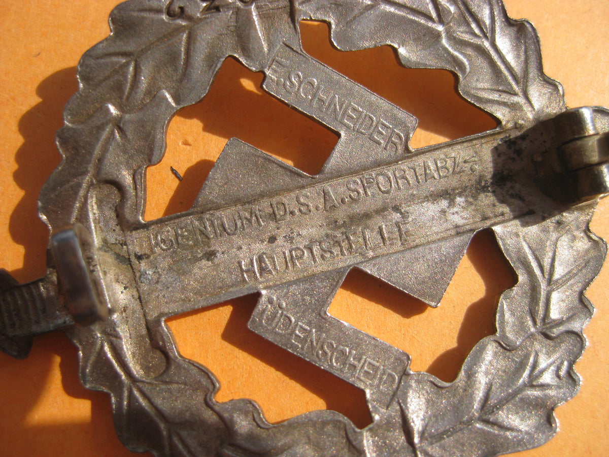 H.W.                     SA-Wehrsportabzeichen in Silber mit Hersteller Schneider Mint Condition