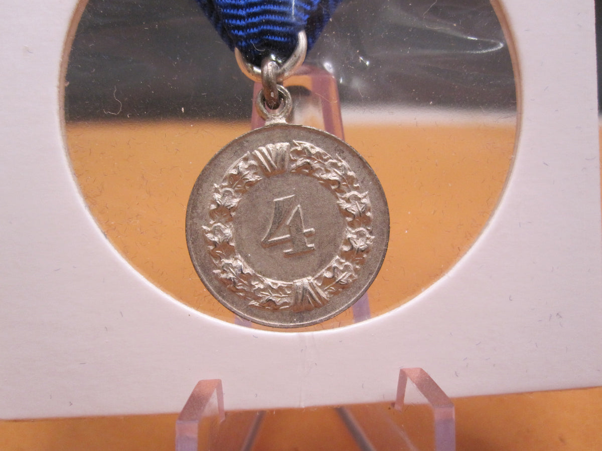 H.W.  -  - Miniatur Medaille für 4 Dienstjahre in der Wehrmacht