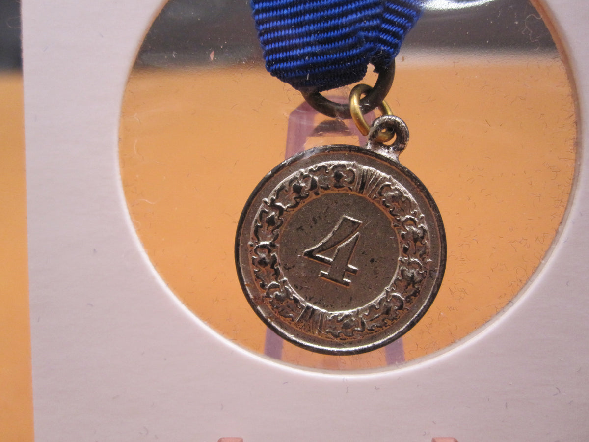 H.W.  -  - Miniatur Medaille für 4 Dienstjahre in der Wehrmacht