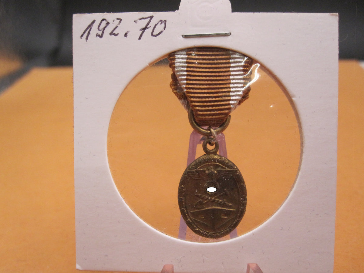 H.W.  -  - Miniatur Medaille Schutzwallehrenzeichen