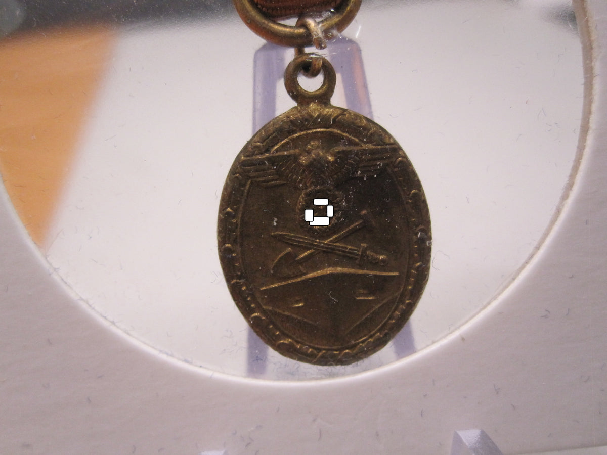 H.W.  -  - Miniatur Medaille Schutzwallehrenzeichen
