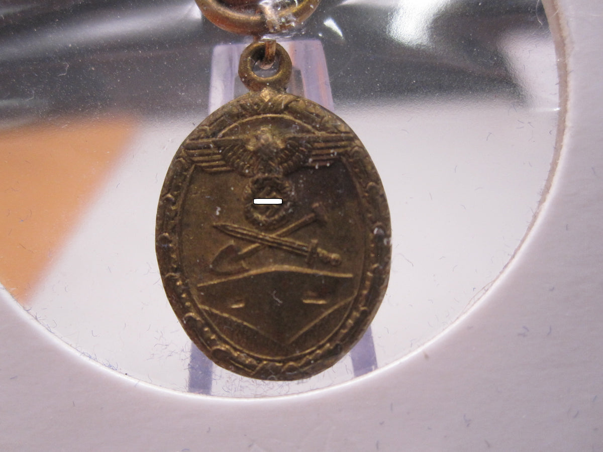 H.W.  -  - Miniatur Medaille Schutzwallehrenzeichen
