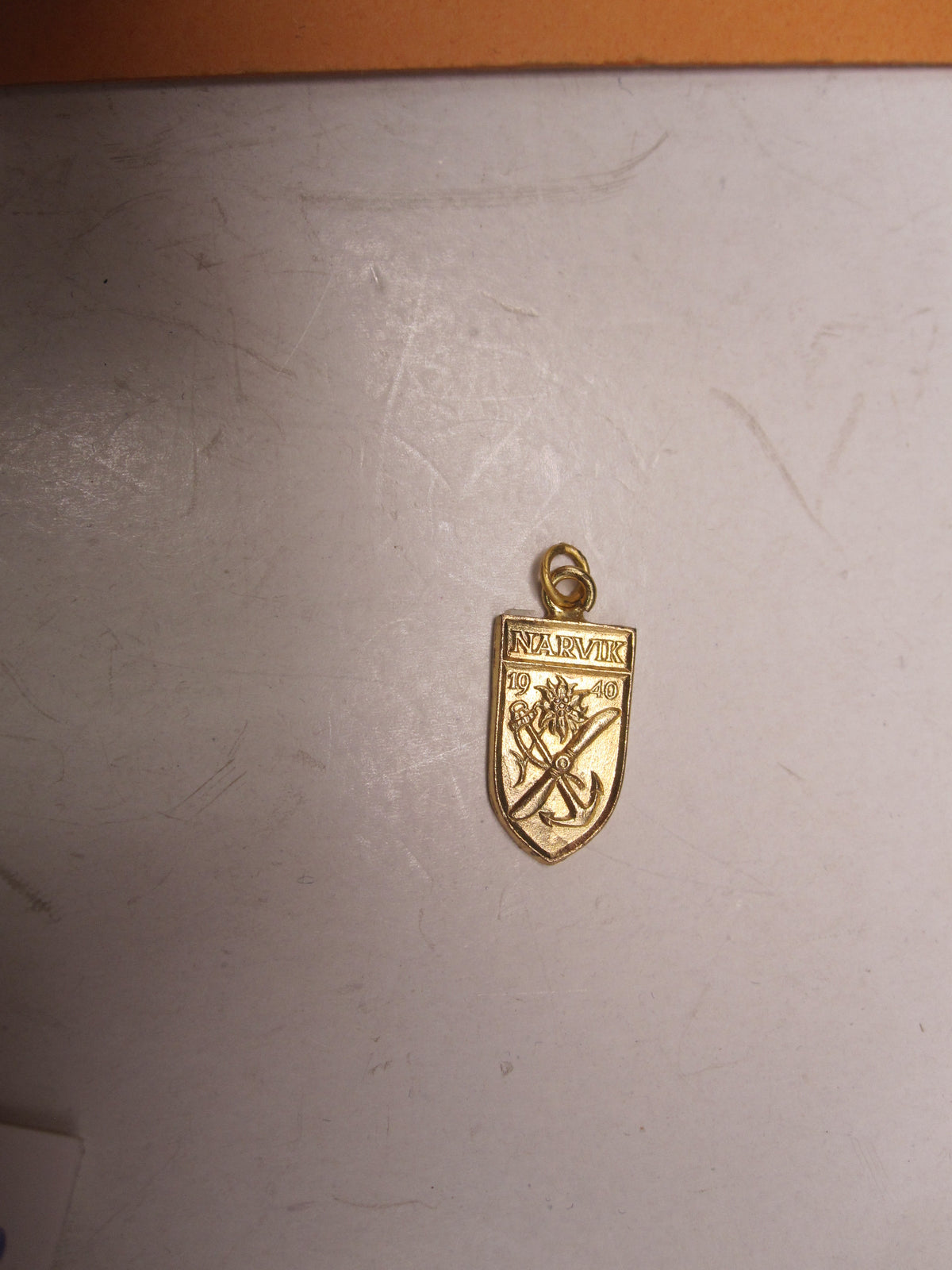 H.W.  -  - Miniatur Ärmelschild Narvikschild Modell 1957