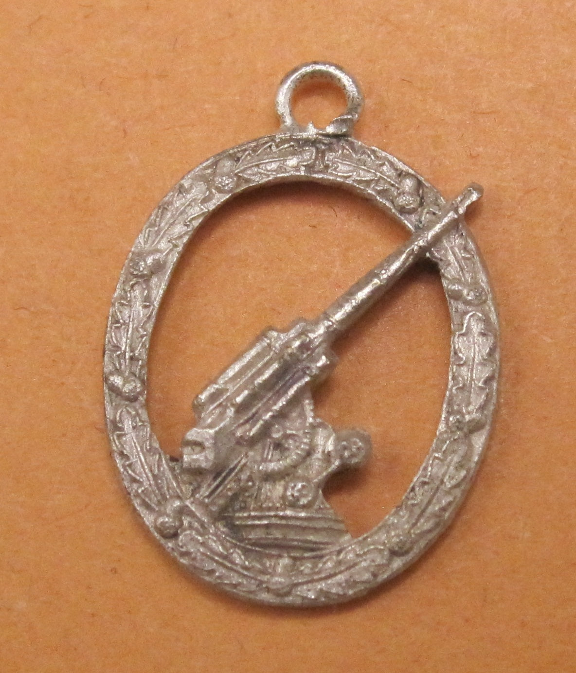 H.W.  -  - Miniatur Heeresflakabzeichen Modell / Ausführung 1957