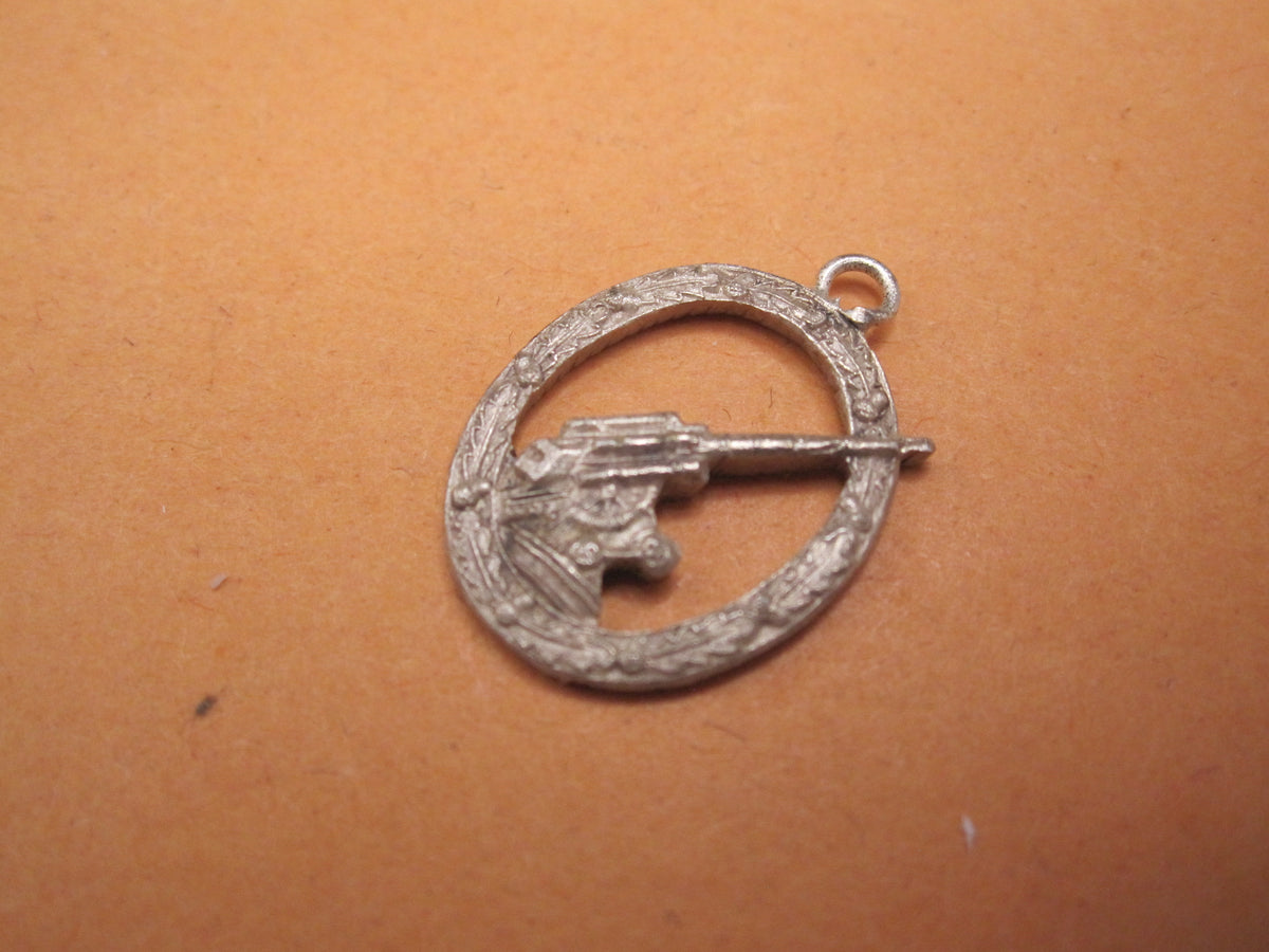 H.W.  -  - Miniatur Heeresflakabzeichen Modell / Ausführung 1957