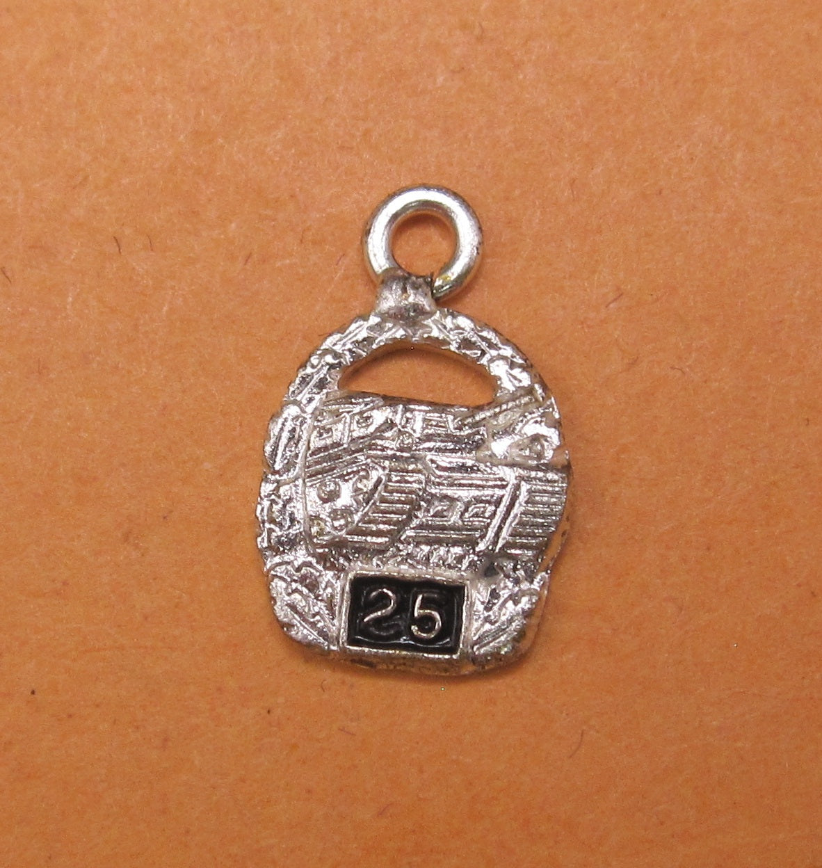H.W.  -  - Miniatur Panzerkampfabzeichen der Wehrmacht in Silber mit Einsatzzahl 25 Modell / Ausführung 1957