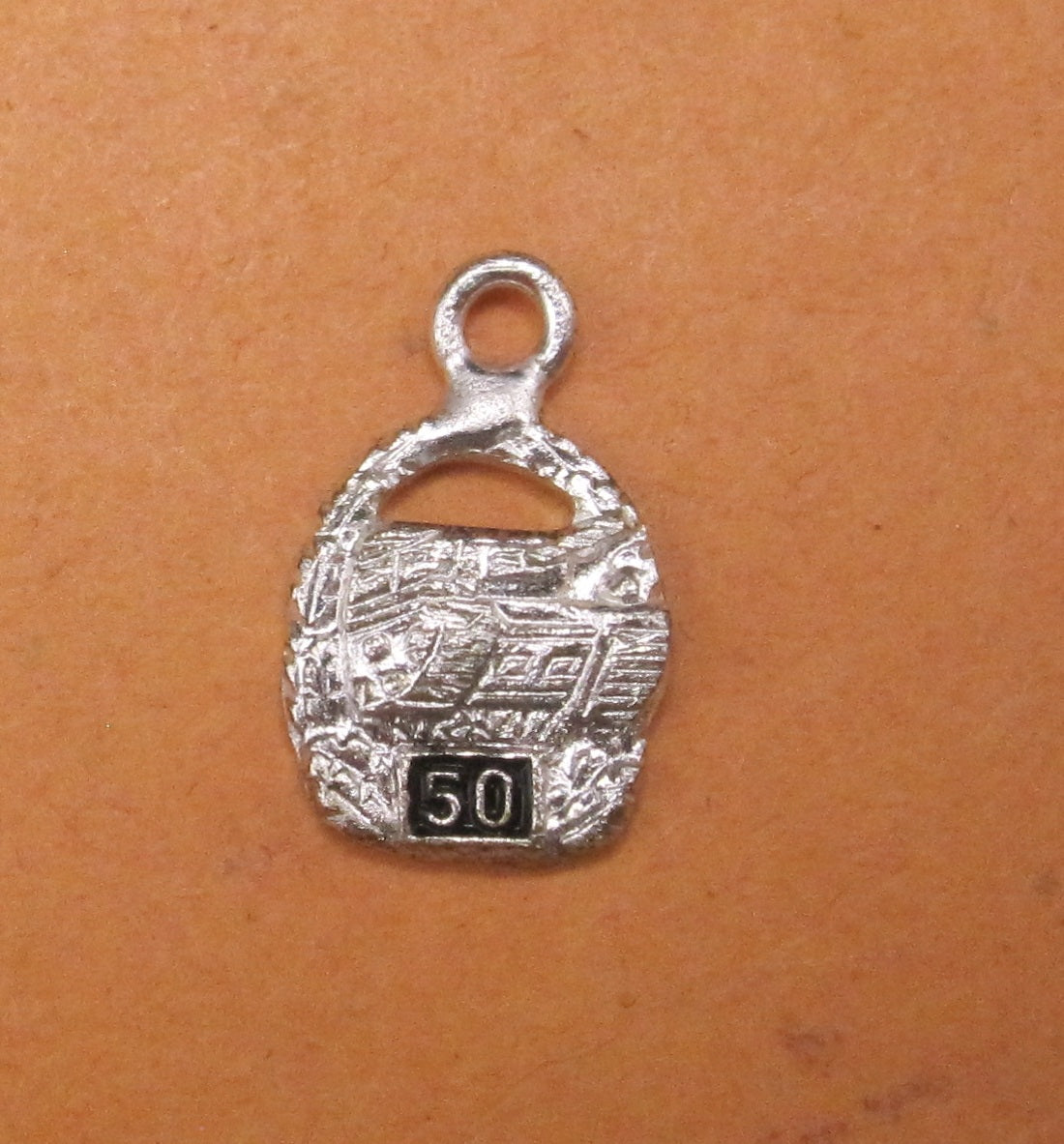 H.W.  -  - Miniatur Panzerkampfabzeichen der Wehrmacht in Silber mit Einsatzzahl 50 Modell / Ausführung 1957
