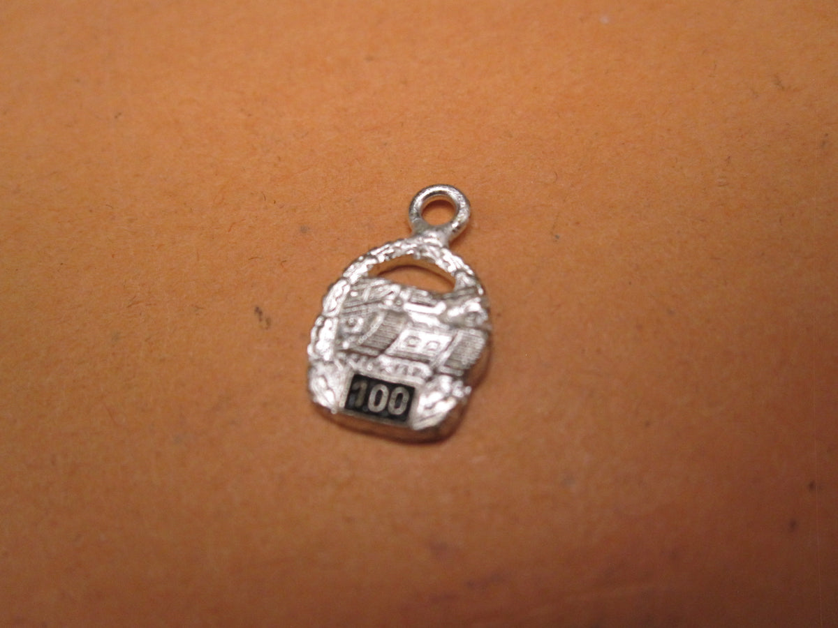 H.W.  -  - Miniatur Panzerkampfabzeichen der Wehrmacht in Silber mit Einsatzzahl 100 Modell / Ausführung 1957