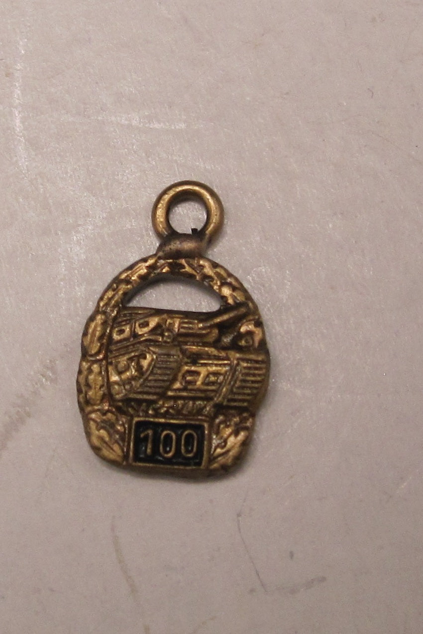 H.W.  -  - Miniatur Panzerkampfabzeichen der Wehrmacht in Bronze mit Einsatzzahl 100 Modell / Ausführung 1957